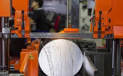 泸定立式金属带锯床切削出现跑带故障解决方法！